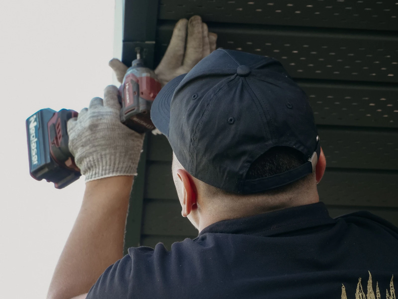 Sheet being fixed down with a screw gun